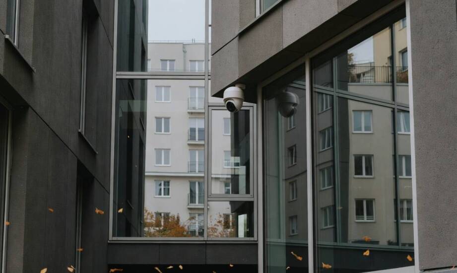 Dlaczego źle zamontowane kamery zawodzą w gęstej warszawskiej zabudowie