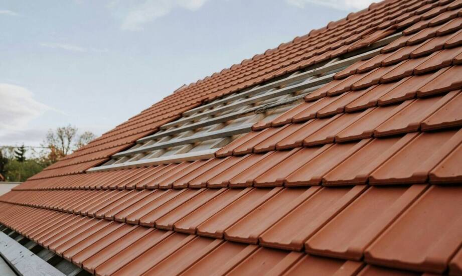 Gdy stara więźba nie jest idealna — jak dobrać model dachówki ceramicznej do remontu dachu