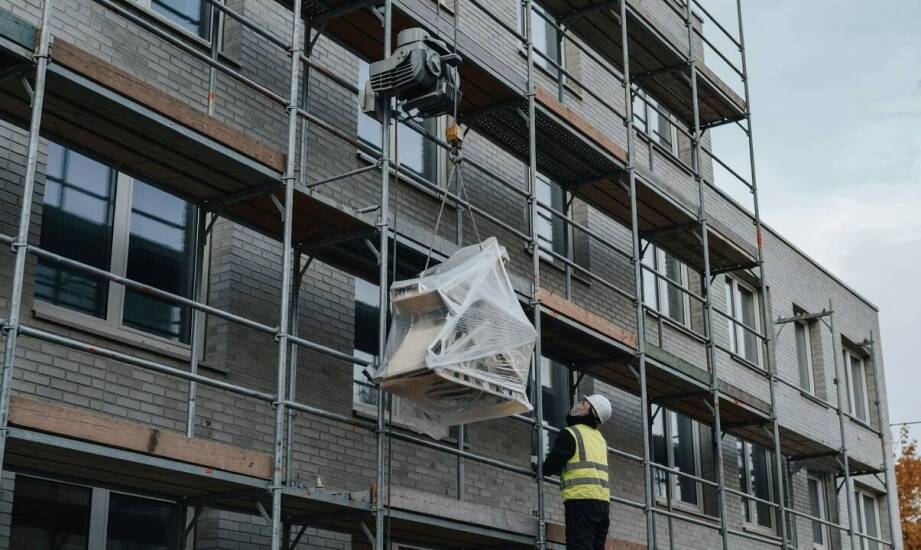 Jak parametry wciągarki linowej elektrycznej porządkują transport materiałów na elewacji