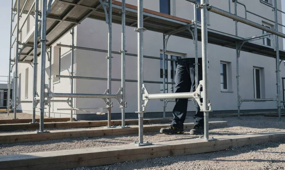 Jakie uprawnienia i dokumenty decydują o legalnym montażu rusztowania na budowie