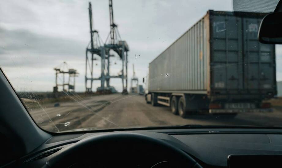 Dlaczego trasy portowe w Szczecinie szczególnie obciążają przednie szyby pojazdów