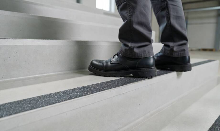 Dlaczego przygotowanie podłoża i ziarnistość decydują o przyczepności pasów antypoślizgowych