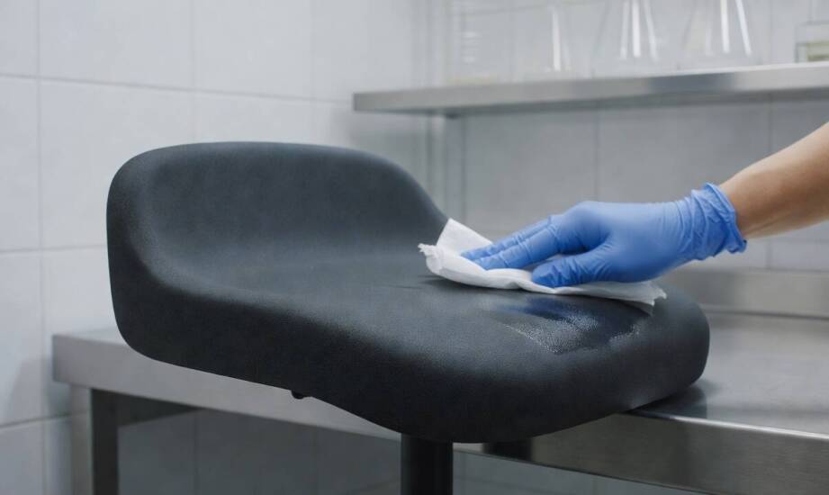 Dlaczego hoker o niskim profilu do laboratorium musi znosić chemię i dezynfekcję