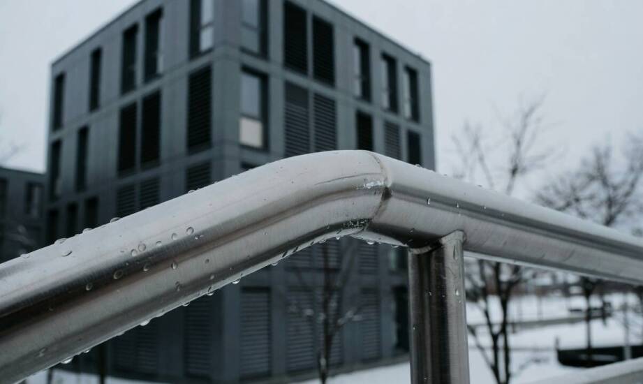 Dlaczego balustrady ze stali nierdzewnej w zabudowie miejskiej wymagają innej pielęgnacji zimą