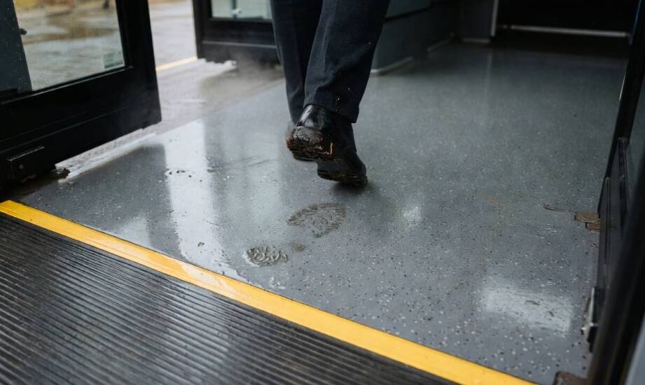 PCV, guma czy wykładzina dywanowa — jak materiał podłogi wpływa na bezpieczeństwo i zużycie wnętrza autobusu