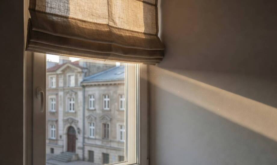 Jak lokalizacja okna w Poznaniu wpływa na tempo osadzania kurzu na roletach rzymskich