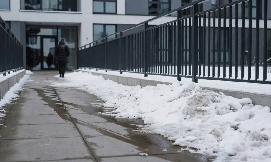 Kto odpowiada za śnieg przy nieruchomości i kiedy trzeba go wywieźć