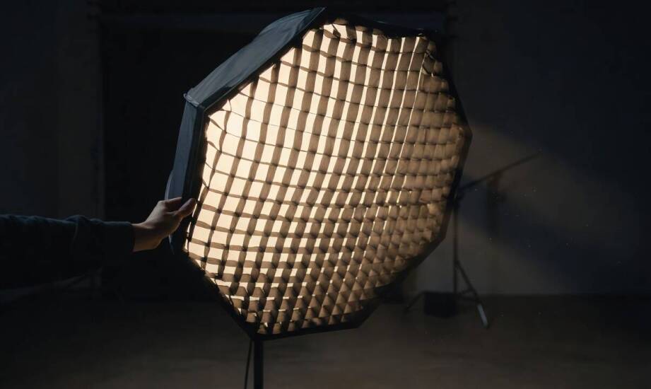 Dlaczego grid w softboxie ogranicza ucieczkę światła poza kadr i tło