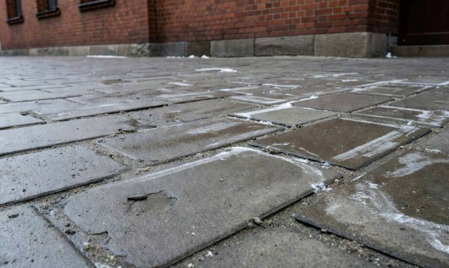 Jak miejski brud i sól osłabiają spoiny oraz krawędzie kostki brukowej
