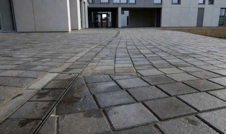 Dlaczego kostka brukowa w Bydgoszczy brudzi się nierówno i jak planować jej mycie