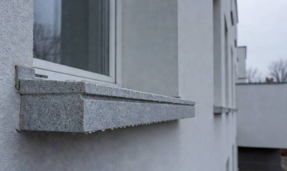 Dlaczego kamienny parapet nie chroni elewacji bez poprawnego spadku, kapinosa i uszczelnienia