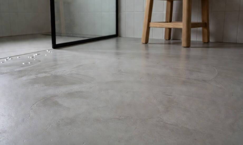 Kiedy dekoracyjny beton na podłodze sprawdza się w wilgotnych pomieszczeniach starszych mieszkań i lokali