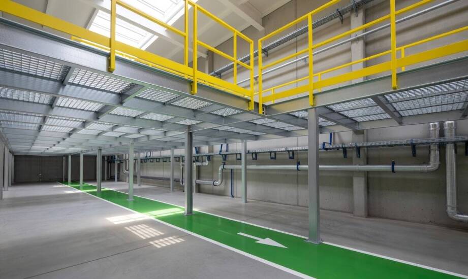 Stalowy podest w hali, który nie koliduje z instalacjami ani drogami ewakuacyjnymi