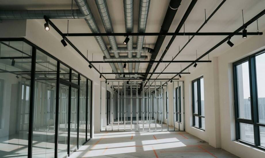 Dlaczego projekt biura trzeba czytać razem z instalacjami, logistyką i odbiorami technicznymi