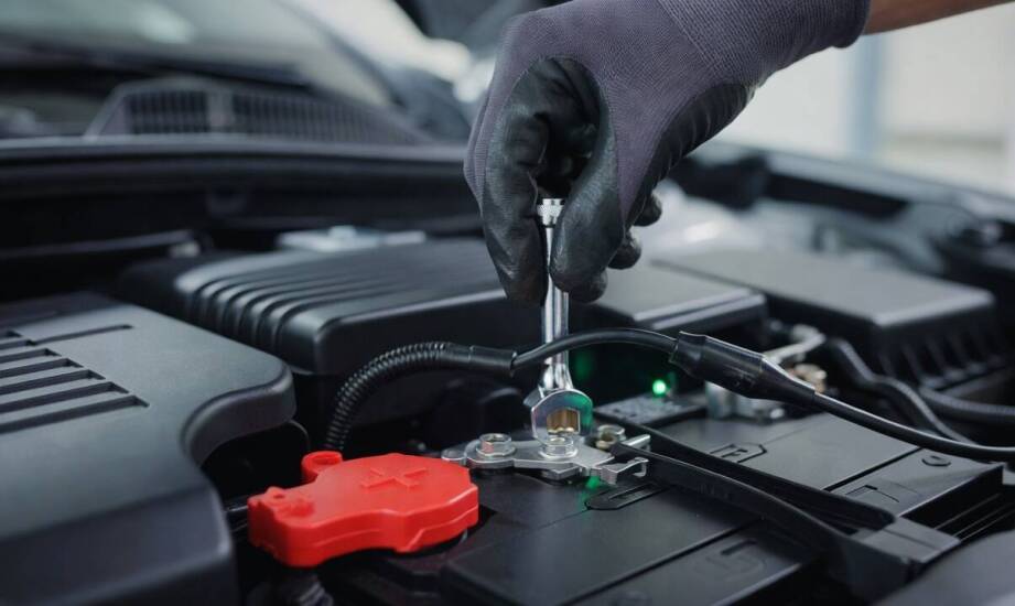 Dlaczego samo odpięcie klem nie wystarcza w aucie z elektroniką