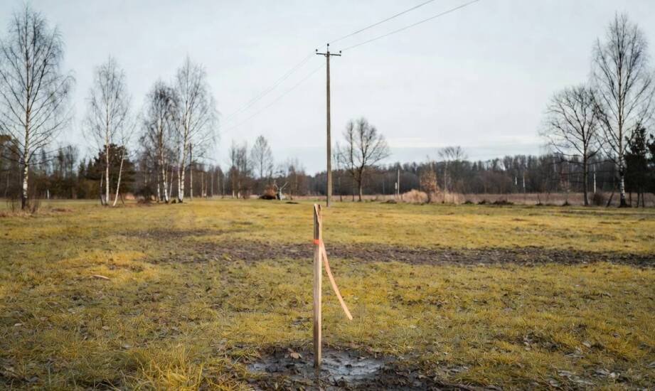 Jak wpis w księdze wieczystej zmienia sprzedaż działki obciążonej urządzeniami przesyłowymi