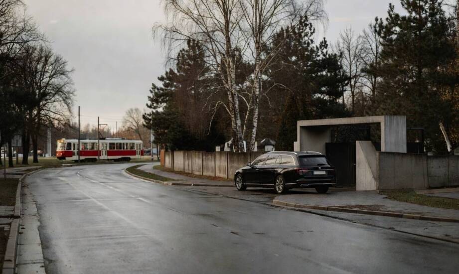 Jak położenie nekropolii i układ dojazdów w Nowej Hucie wpływają na ceremonię pogrzebową