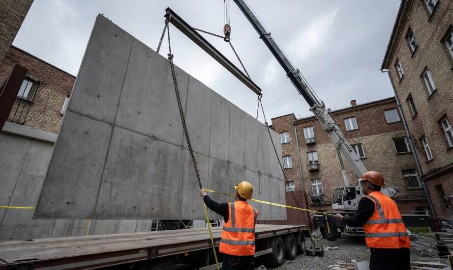 Rozładunek prefabrykatów z transportu i montaż dźwigiem na ciasnym miejskim placu