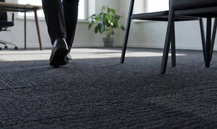 Dlaczego miękka podłoga tłumi hałas w open space, hotelu i strefie fitness