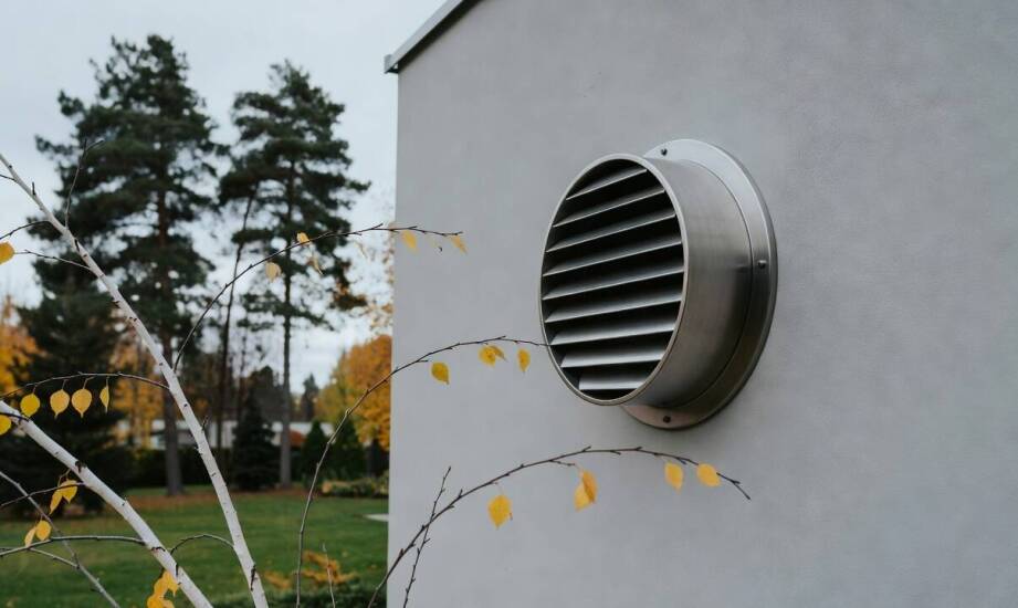 Czerpnia i wyrzutnia w domu pod Szczecinkiem — skąd biorą się hałas i krótkie obiegi