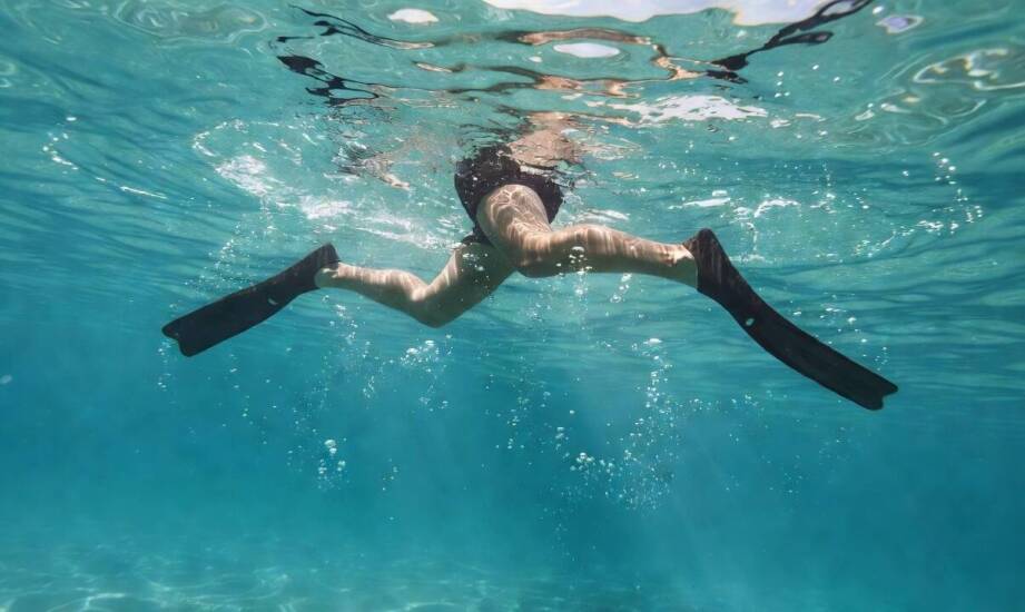 Jak praca nóg z płetwami zmienia tempo, zmęczenie i stabilność podczas snorkelingu i nurkowania rekreacyjnego