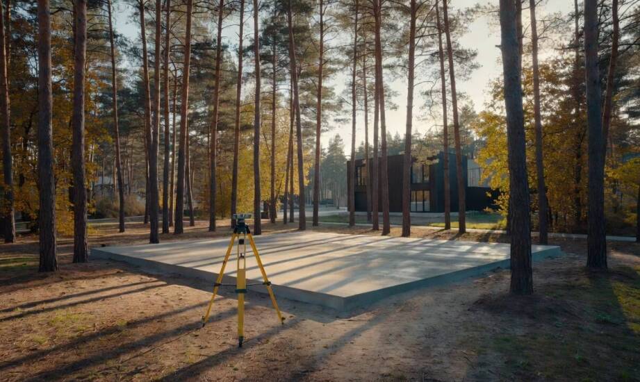 Jak działka pod Warszawą skłania do innych decyzji o bryle, przeszkleniach i izolacji domu