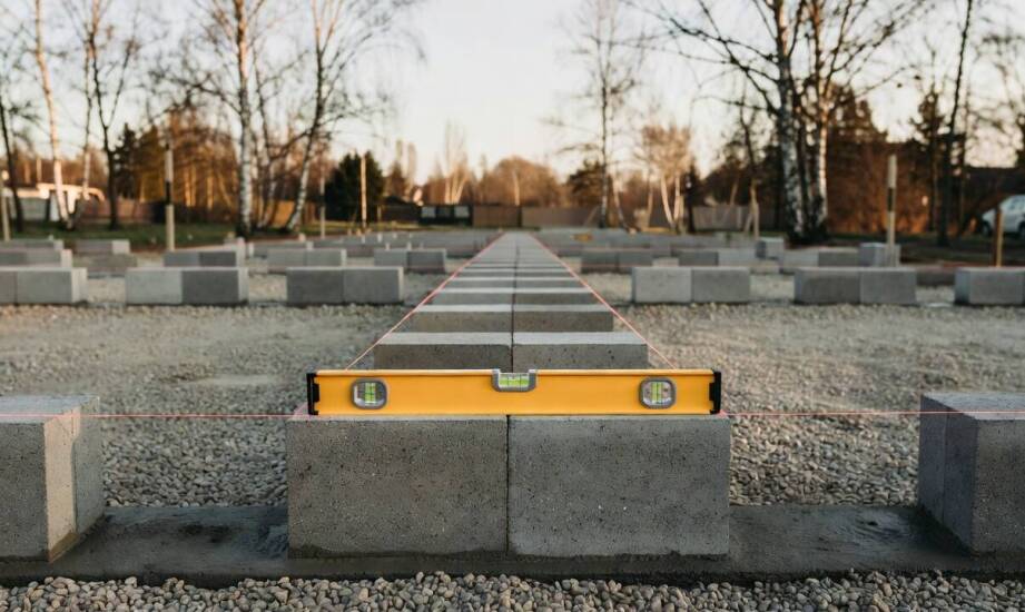 Pierwsza warstwa bloczków betonowych: jak dobrać wysokość, długość i poziom podłoża na łódzkiej działce