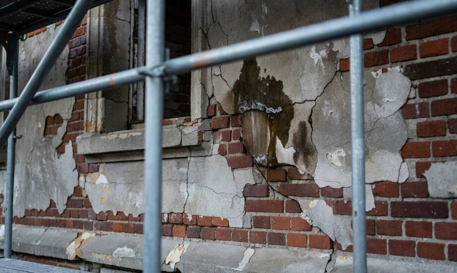 Stare ściany w Bytomiu przed ociepleniem elewacji — kiedy wilgoć i pęknięcia wymagają osobnego planu