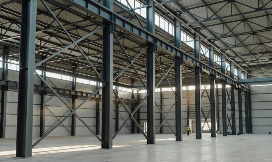 Warum die Tragstruktur über Funktionalität und Kosten einer Produktions- oder Werkstatthalle entscheidet