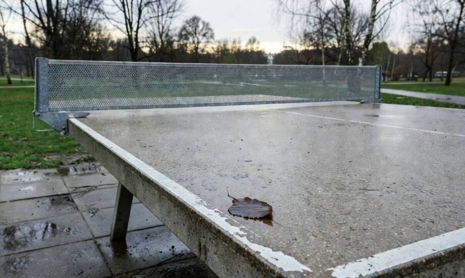 Jak po zimie sprawdzić stan powierzchni betonowego stołu i przywrócić komfort gry