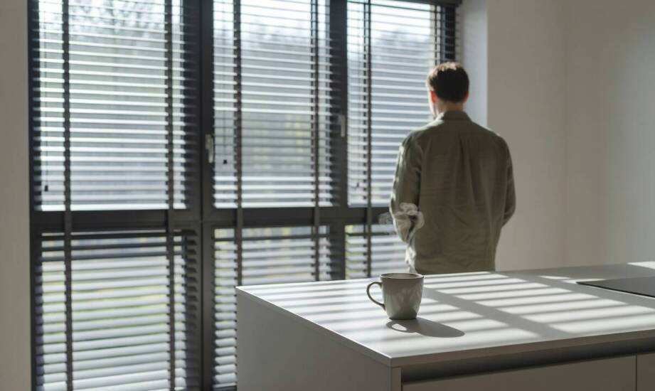 Warum Aluminiumjalousien Feuchtigkeit, intensive Nutzung und große Fenster gut bewältigen