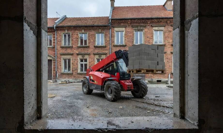 Jak terminy robót i dostępny operator wpływają na wynajem ładowarki Manitou na krakowskiej budowie