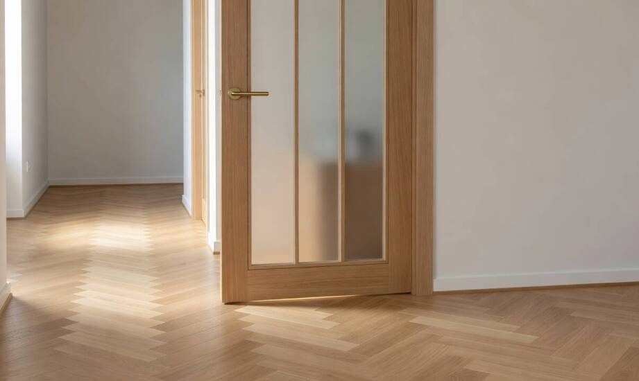 Wie man Holztüren mit Verglasung für Bad, Flur und Arbeitszimmer auswählt