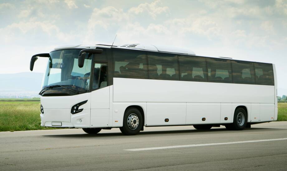 Jak kierowca porządkuje trasę, postoje i kontakt z grupą podczas wyjazdu autokarem