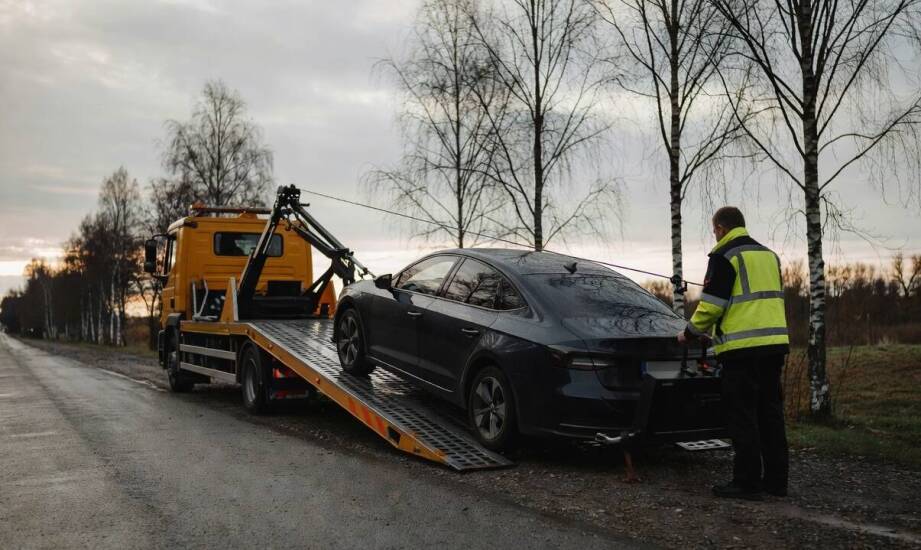 Od załadunku do odbioru — jak wygląda transport pojazdu po awarii na trasach lokalnych