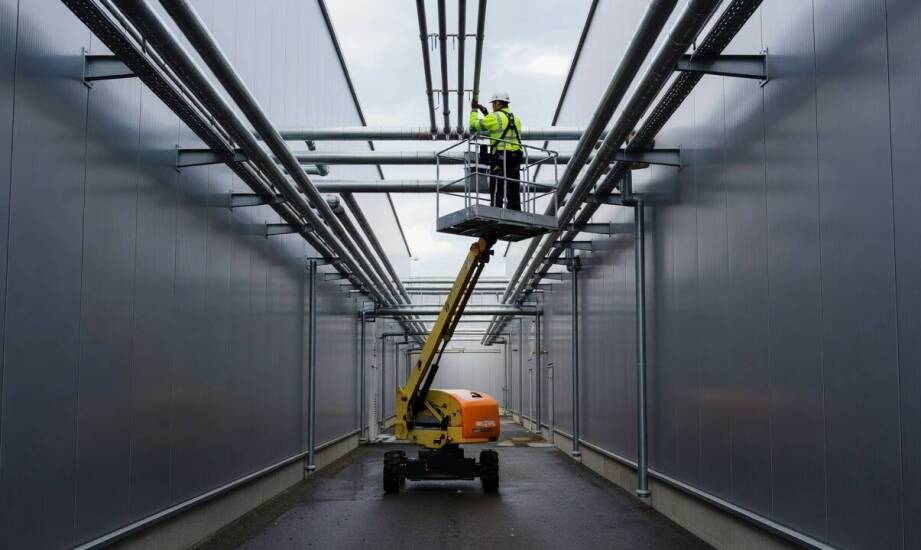 Jak teren przemysłowy i ciasne dojścia zmieniają dobór podnośnika przy halach produkcyjnych