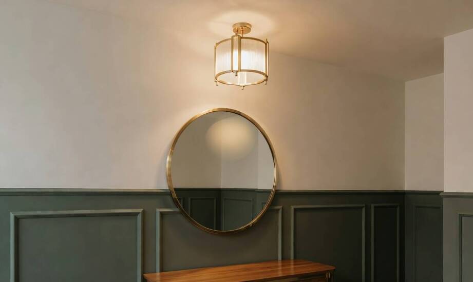 Mała lampa sufitowa Art Déco w przedpokoju jako pierwszy sygnał stylu w domu