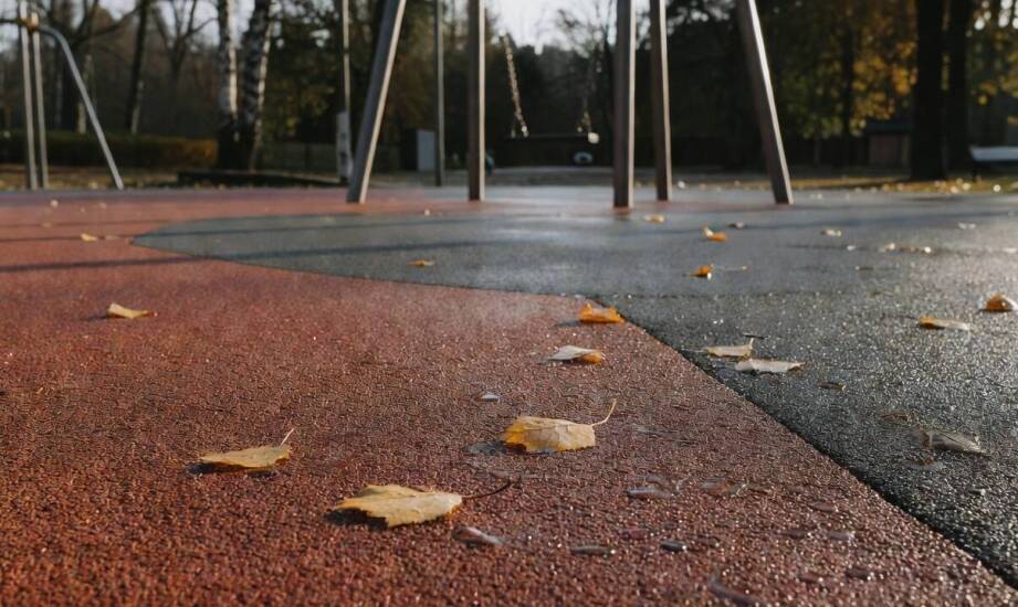 Jak skład granulatu wpływa na sprężystość i zużycie elastycznej nawierzchni pod urządzeniami zabawowymi