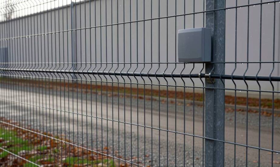 Kabel sensoryczny, akcelerometry i detektory bezprzewodowe — jak różni się analiza drgań ogrodzenia