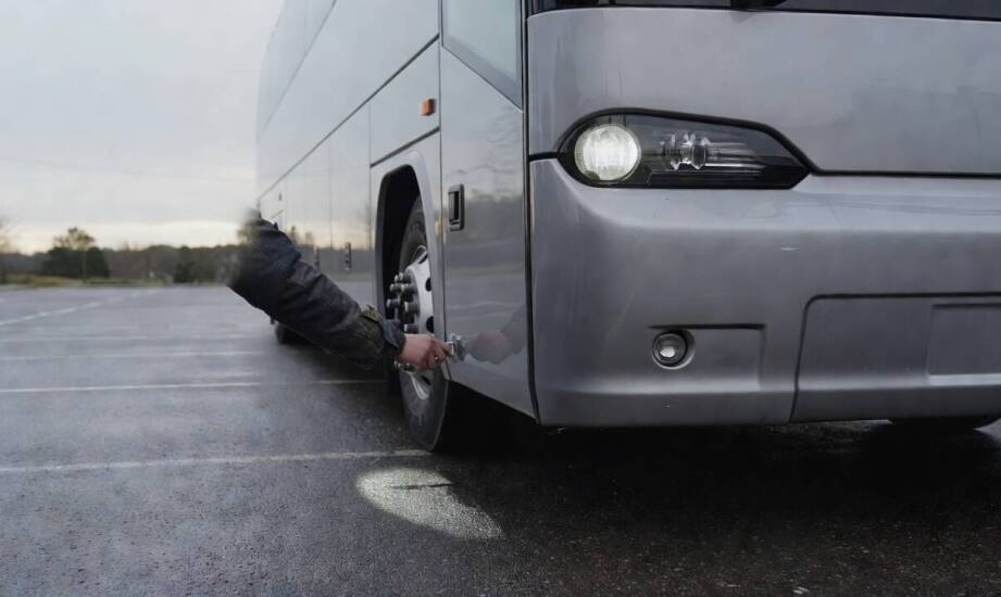 Co obejmuje kontrola autokaru przed wyjazdem grupy i które wymogi trzeba spełnić