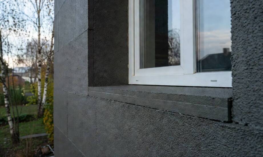 Grubość i rodzaj warstwy izolacyjnej w Warszawie — jak zacienienie i wiatr wpływają na wybór materiału
