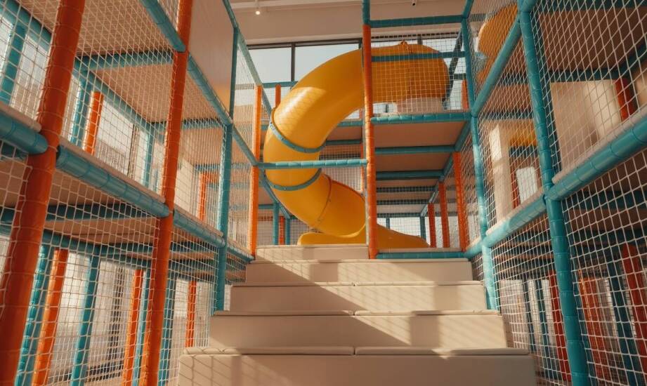 Od wizualizacji 3D do odbioru technicznego — jak przebiega realizacja sali zabaw w obiekcie komercyjnym