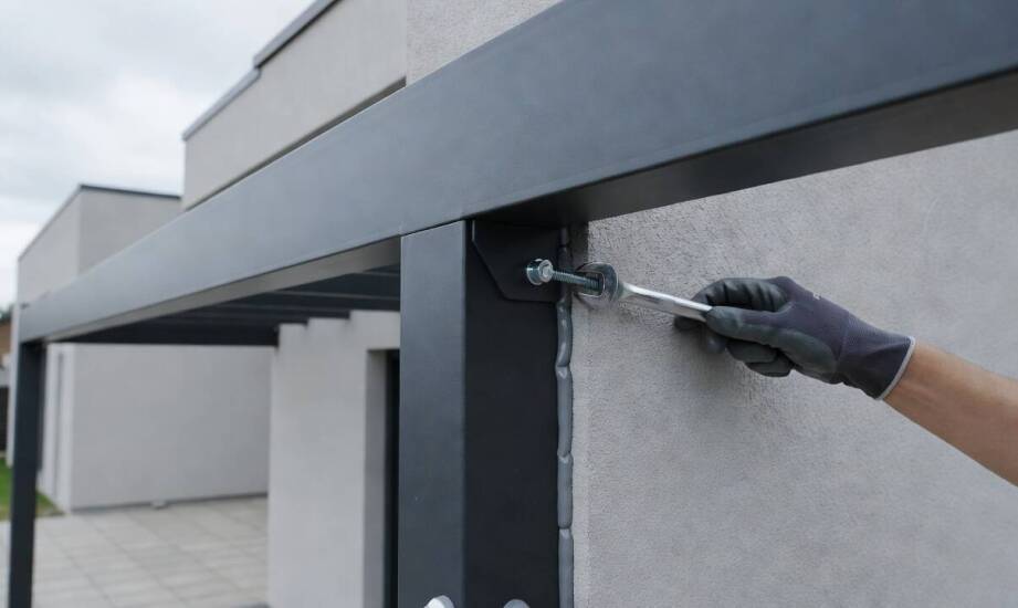 Dlaczego montaż zadaszenia tarasu na ocieplonej ścianie wymaga innych mocowań niż na surowym murze