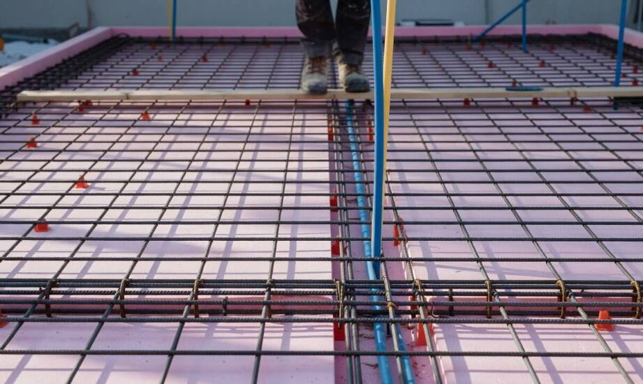 Jak dokumentacja płyty fundamentowej porządkuje izolację, instalacje i obciążenia domu
