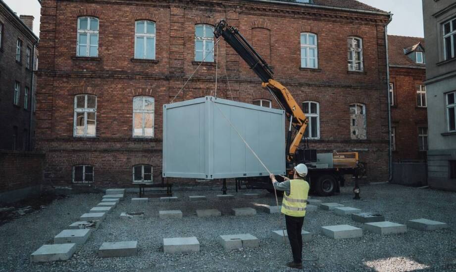 Formalności przy ustawieniu kontenera socjalnego na miejskiej działce w Łodzi