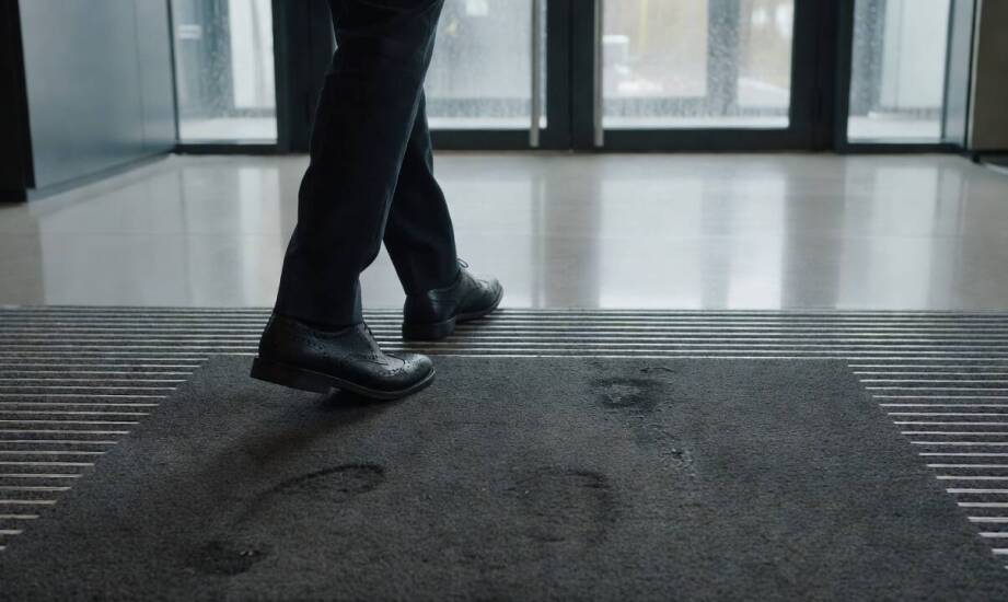 Dlaczego wewnętrzny etap przy wejściu decyduje o tym, ile wilgoci zostaje w budynku