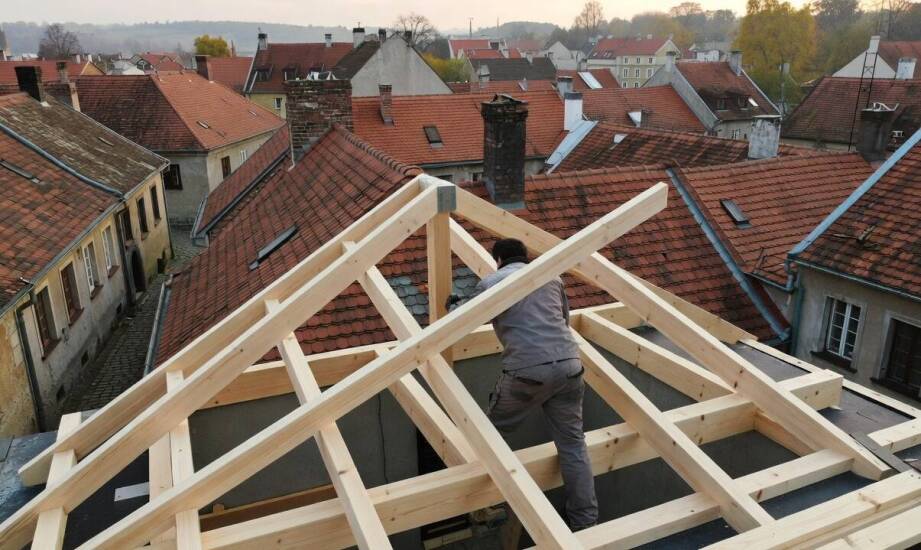 Jak cechy KVH pomagają przy remontach dachów w zwartej zabudowie Małopolski