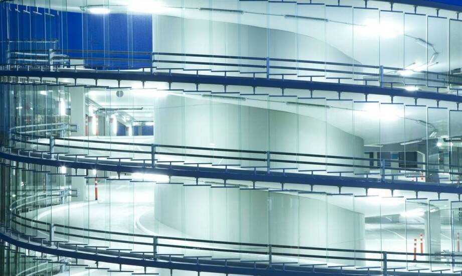 Rola oświetlenia w kasetonach reklamowych – jak przyciągnąć uwagę klientów?