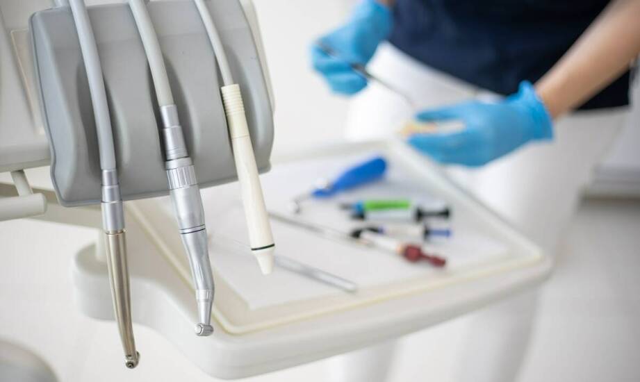 Jakie są różnice między implantami a tradycyjnymi protezami?