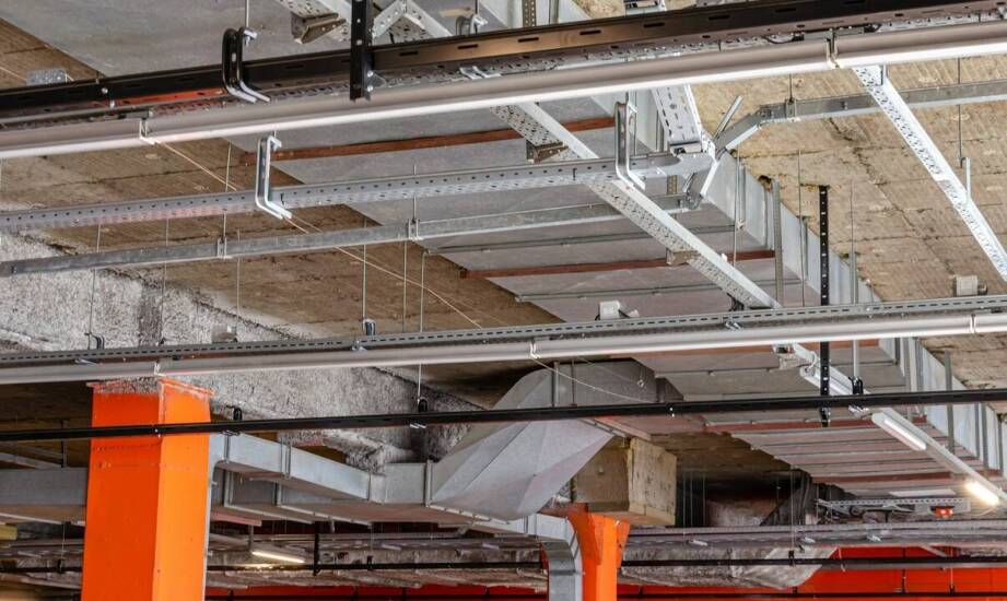 Jakie są zalety zastosowania uchwytów do koryt Baks w instalacjach elektrycznych?